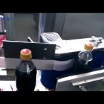 Αυτόματη μηχανή σήμανσης μπουκαλιών κόλας