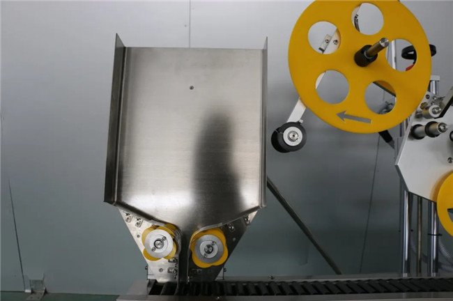 Αυτόματη οριζόντια περιτύλιξη γύρω από τη μηχανή σήμανσης αυτοκόλλητων ετικετών με σύριγγα
