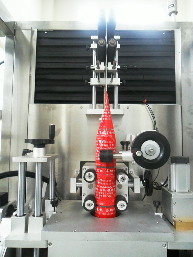 Αυτόματη μηχανή σήμανσης μανικιού με πλαστικό μπουκάλι χυμού νερού