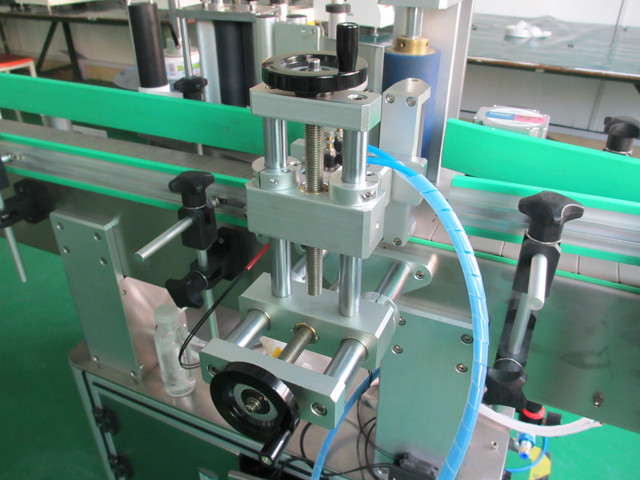 Λεπτομέρειες μηχανημάτων εξοπλισμού αυτόματου κάθετου στρογγυλού μεταλλικού δοχείου Labeller