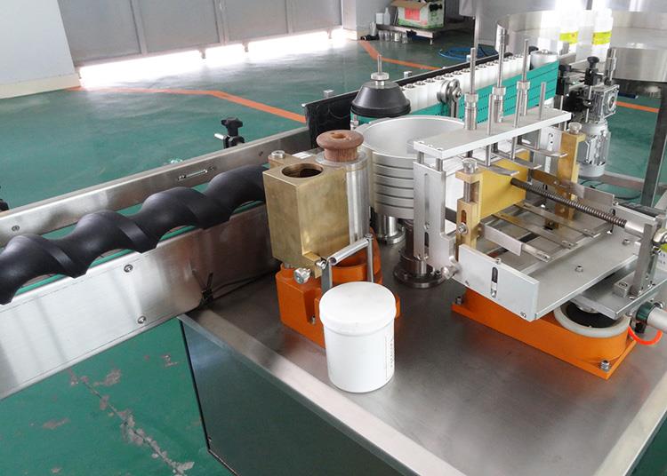 Πλήρης αυτόματη μηχανή σήμανσης χαρτιού με υγρή κόλλα για προϊόν αλκοόλης